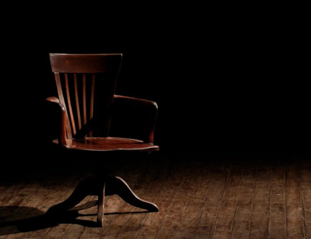 Klasyczne, drewniane krzesło przeznaczone do renowacji