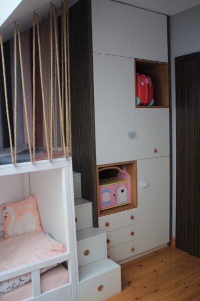 łóżeczko drewniane dzięcięce z tapicerowaną ścianką na wymiar